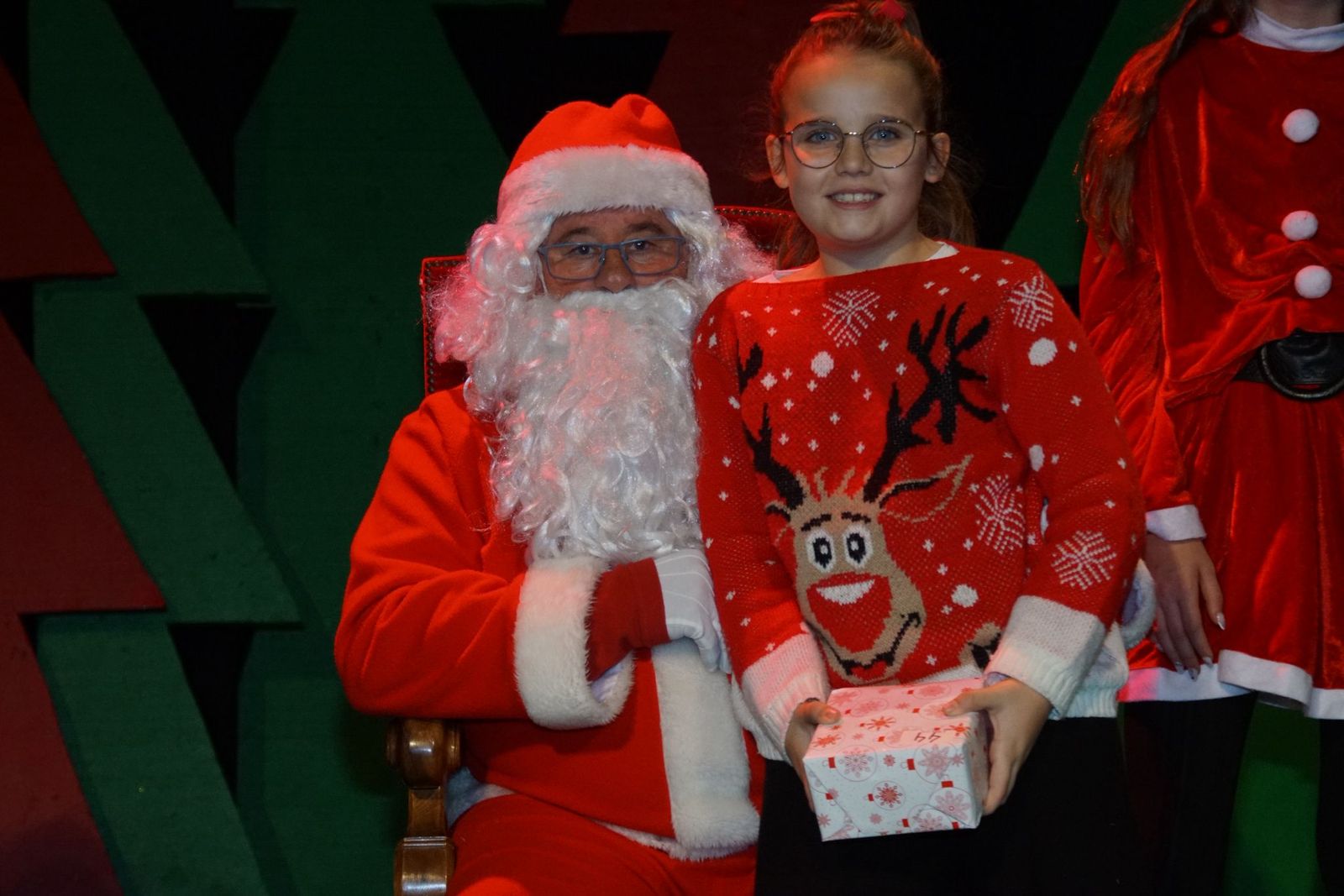 Papá Noel recorre las calles de Alba de Tormes y entrega regalos a los niños