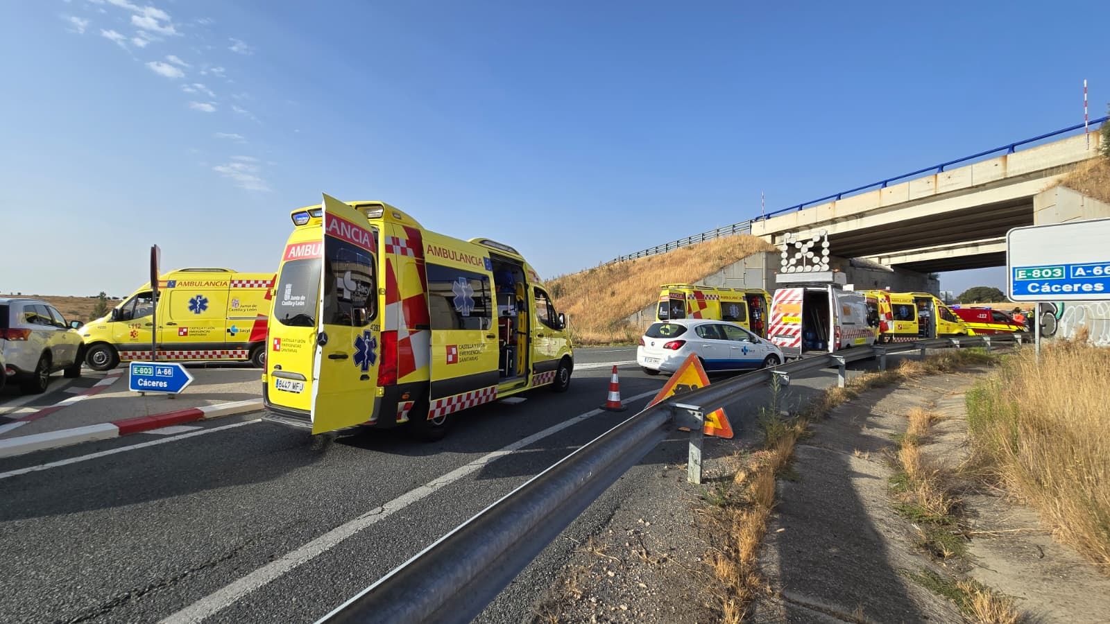 Un vehículo se precipita a unos siete metros de altura desde la A-66 a la N-630