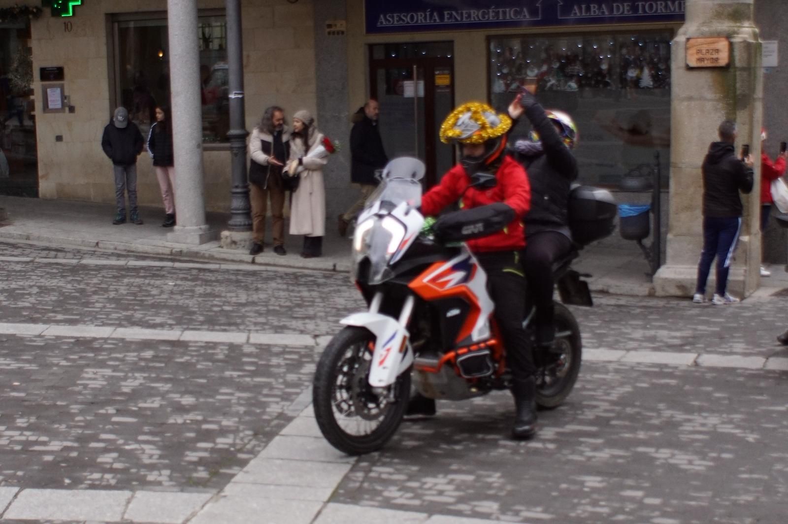 Alba de Tormes se despierta con el ruido de la 'Papanoelada motera' presidida por Papá Noel