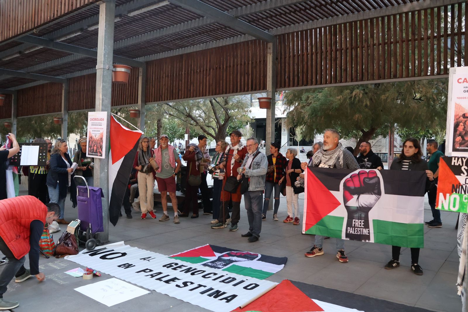 Zamora ‘rompe el silencio’ con una ruidosa cacerolada para denunciar la tragedia en Gaza