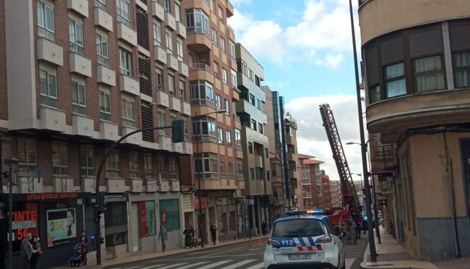 Los bomberos y la Policía Municipal en la avenida de Portugal ante desprendimientos en una fachada (5)