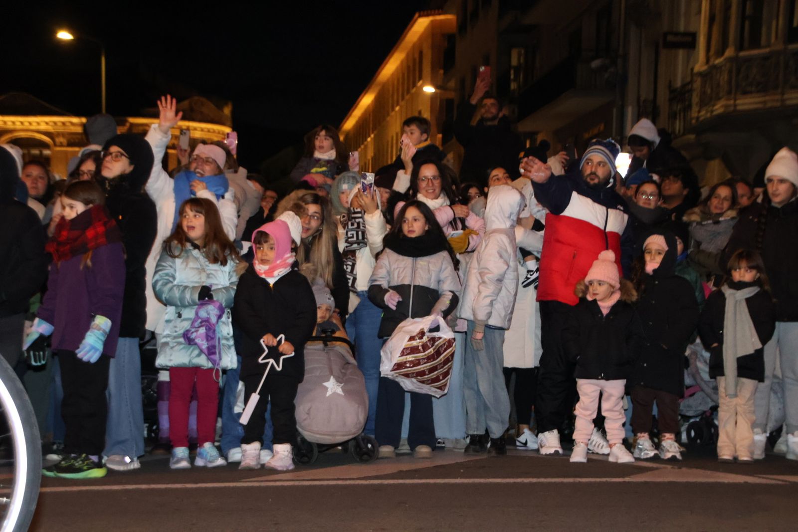 Niños y mayores viven con ansia el paso de la Cabalgata de Salamanca 2026