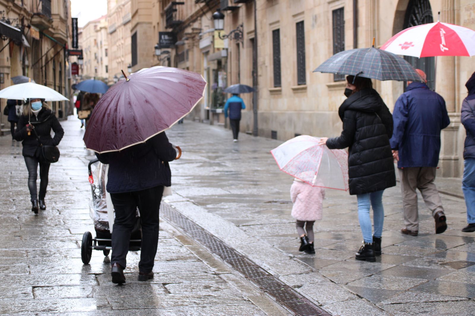 Familia pasea bajo la lluvia | Foto de archivo Familia pasea bajo la lluvia | Foto de archivo