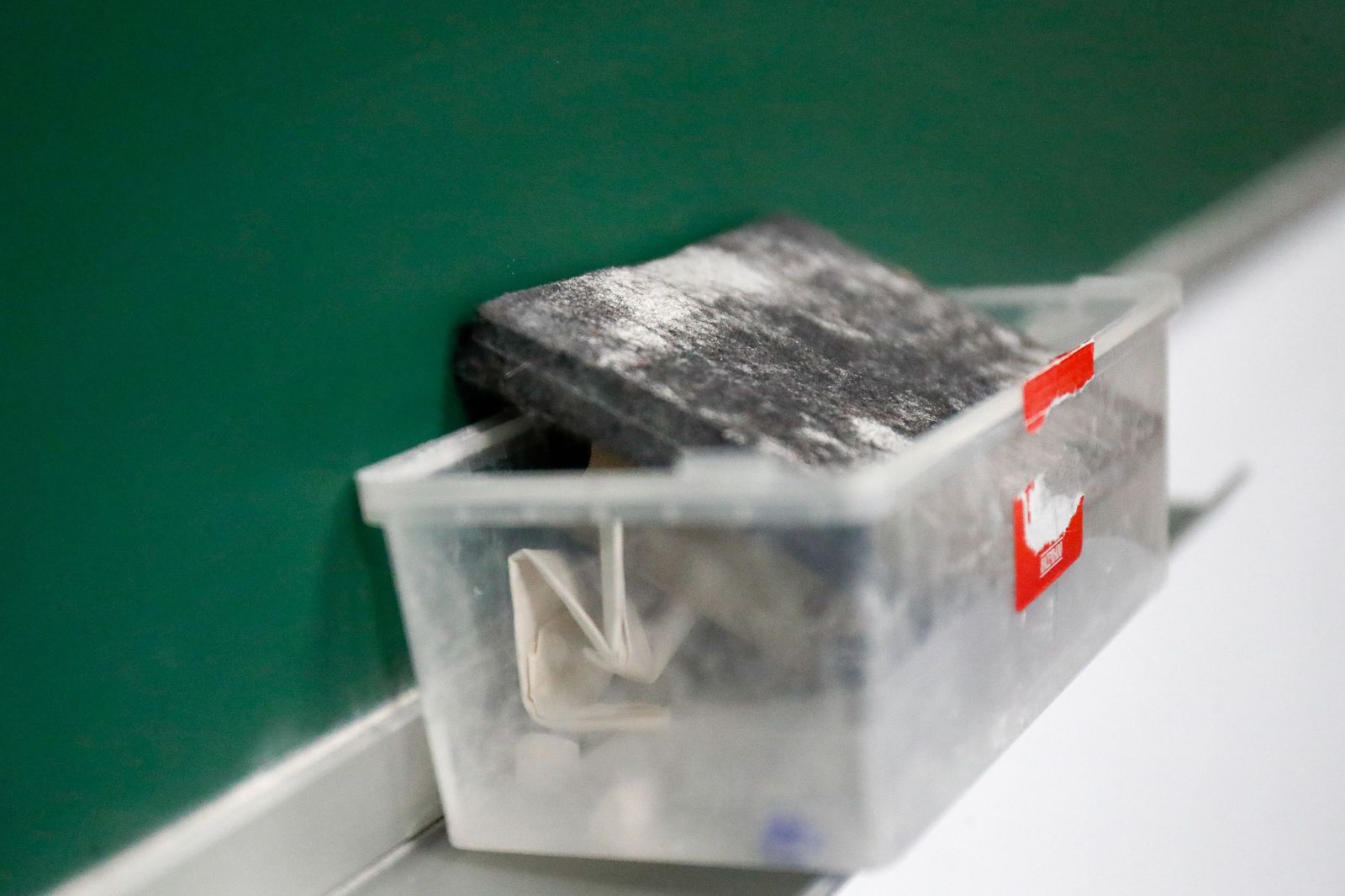 Borrador de pizarra en el interior de un aula del Colegio Nobelis de Valdemoro, que debido a la pandemia del coronavirus tendrá que acondicionar sus aulas con medidas de distanciamiento e higiene par