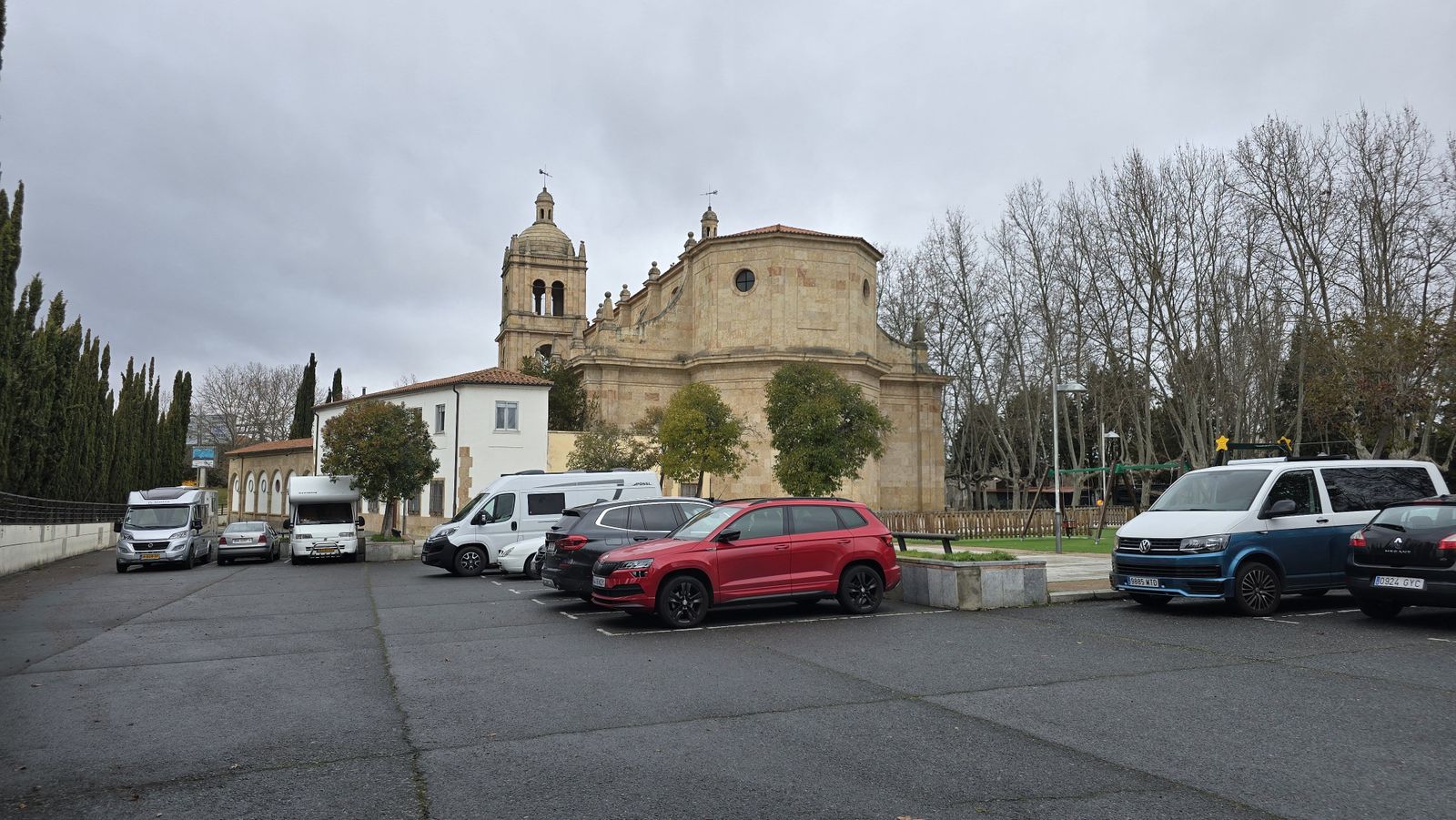 Aparcamiento en la zona de la nueva iglesia del arrabal