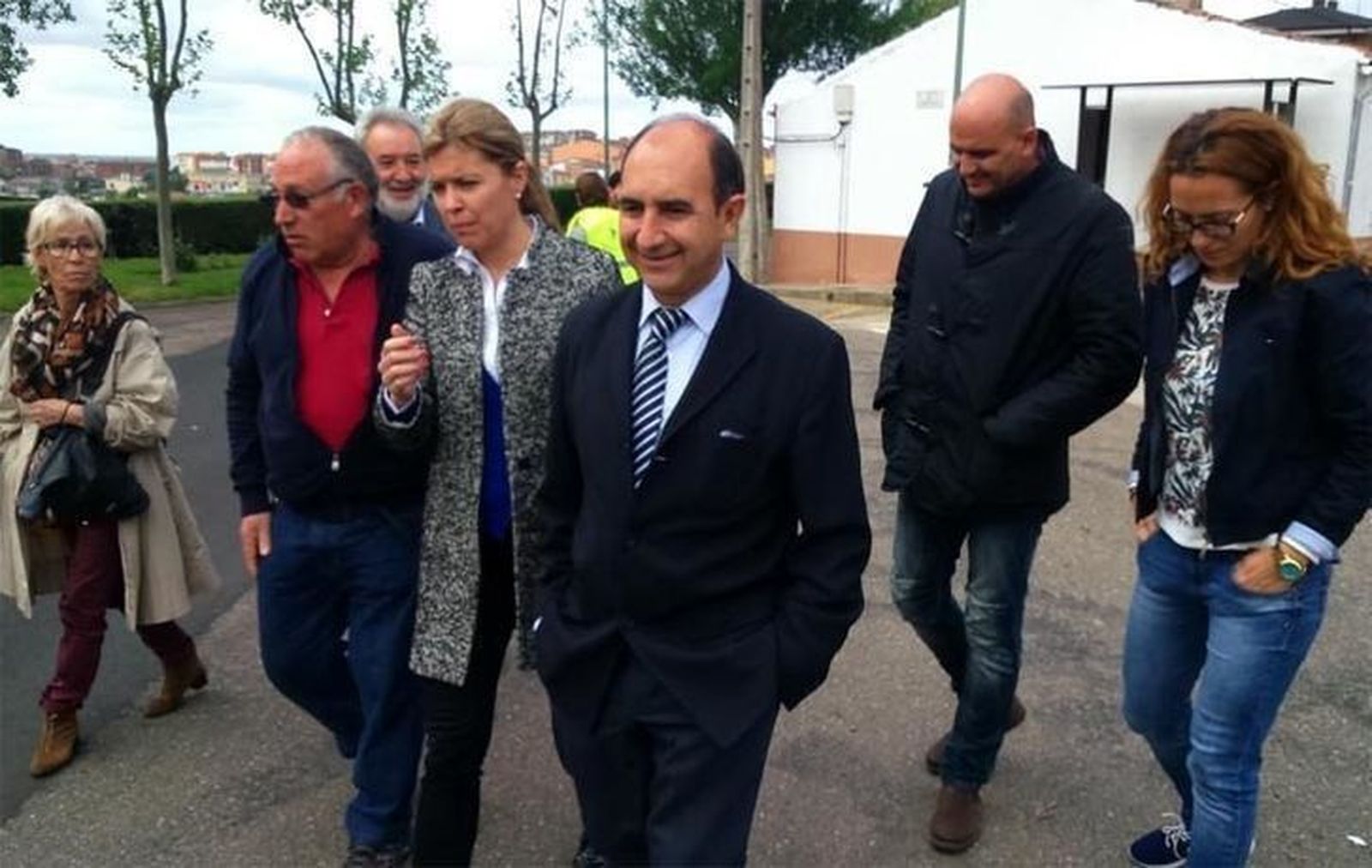 La candidata popular se compromete a mejorar el acceso norte y a soterrar la línea de alta tensión en Alviar