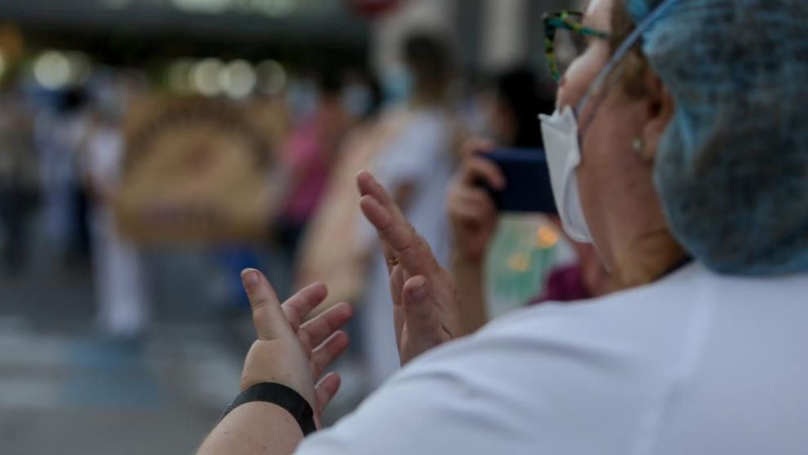 EuropaPress 3167189 personal sanitario hospital clinico san carlos comunidad madrid aplaude primera 20200526163537 kdmH U481479354654SdH 992x558@LaVanguardia Web