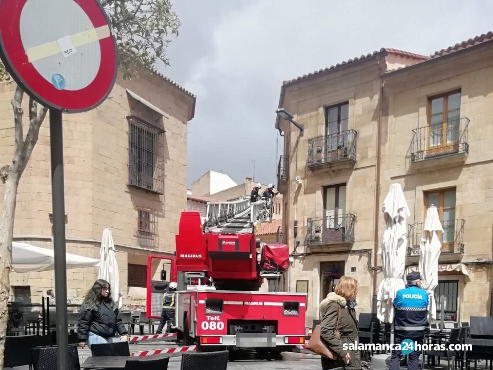 Bomberos en la calle Portales de Camiñas 2