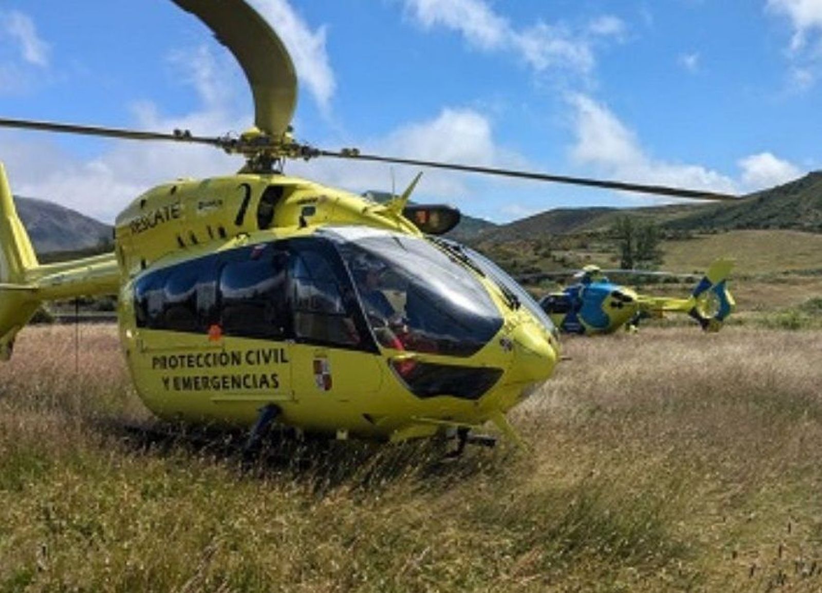 Dos helicópteros del sacyl en un rescate. Foto @112cyl