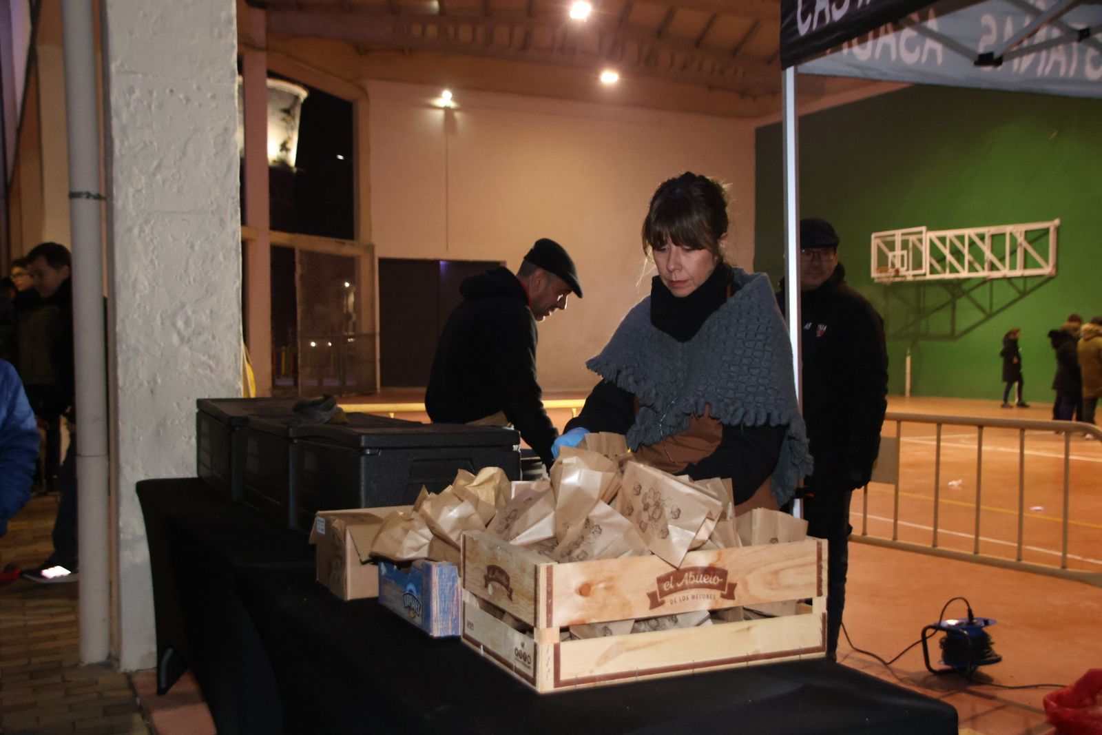 Castañada popular acompañada de un bonito espectáculo circense en Castellanos de Moriscos