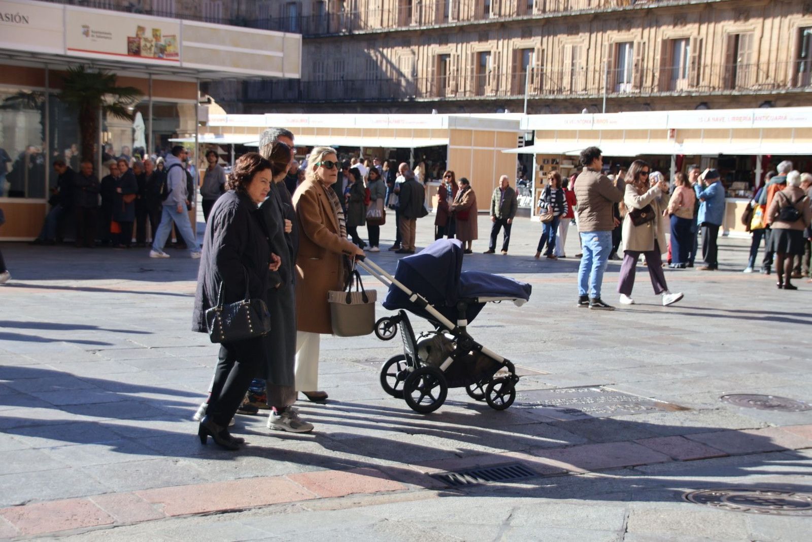 Gente paseando por las calles de Salamanca. Foto de archivo