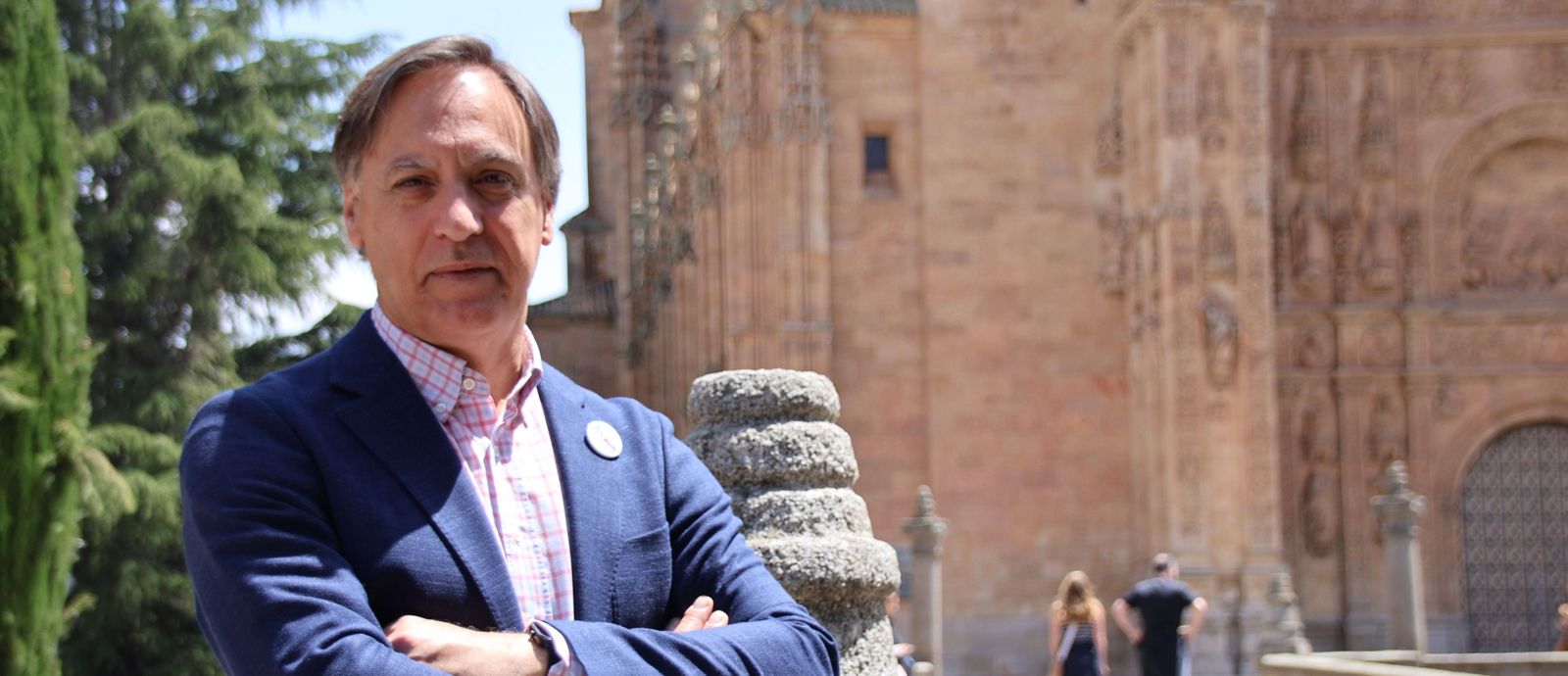Carlos García Carbayo posa para Salamanca24horas en la plaza del Concilio de Trento