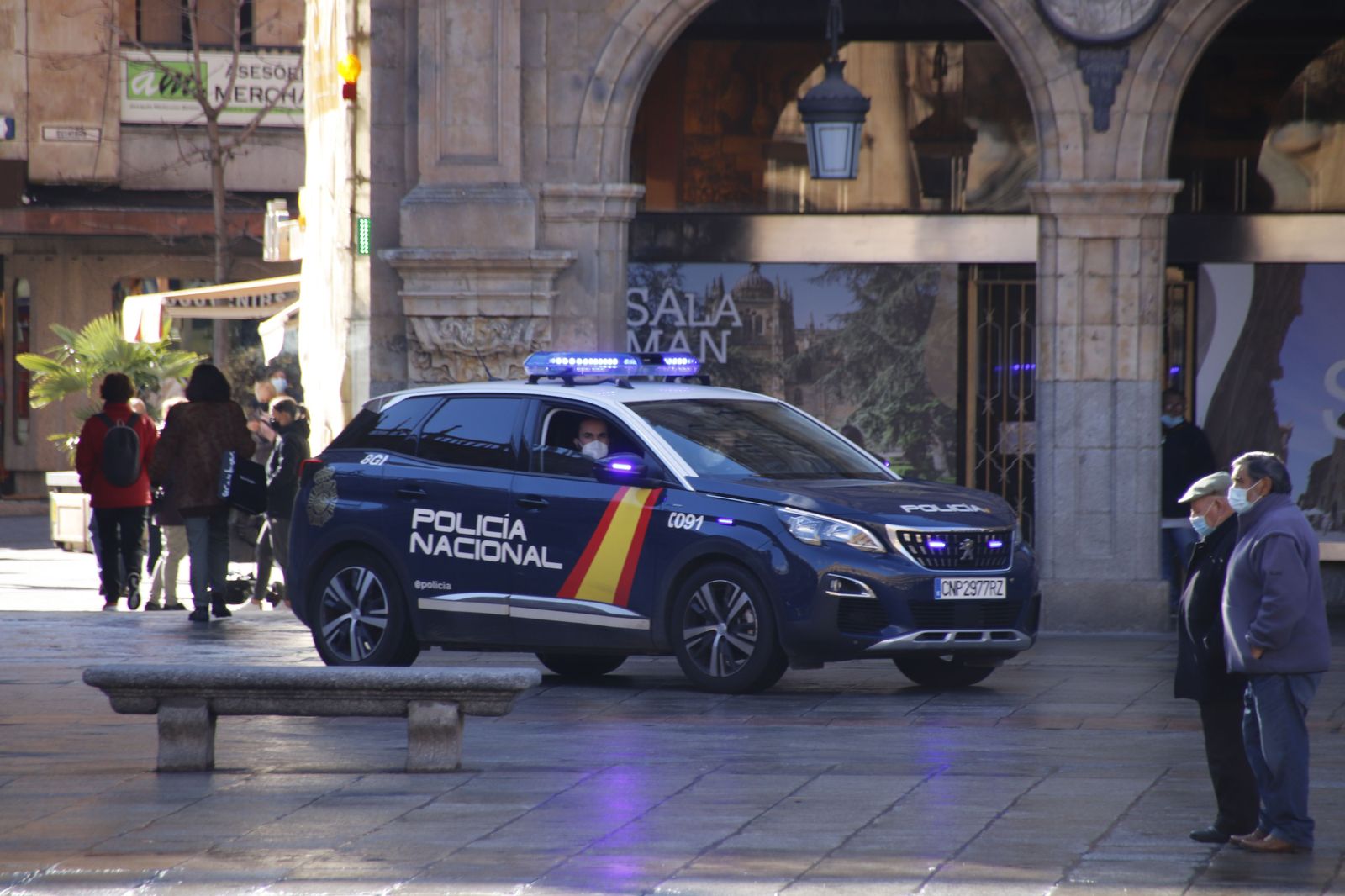 Coche de la Policía Nacional Gente en la Plaza Mayor de Salamanca en invierno