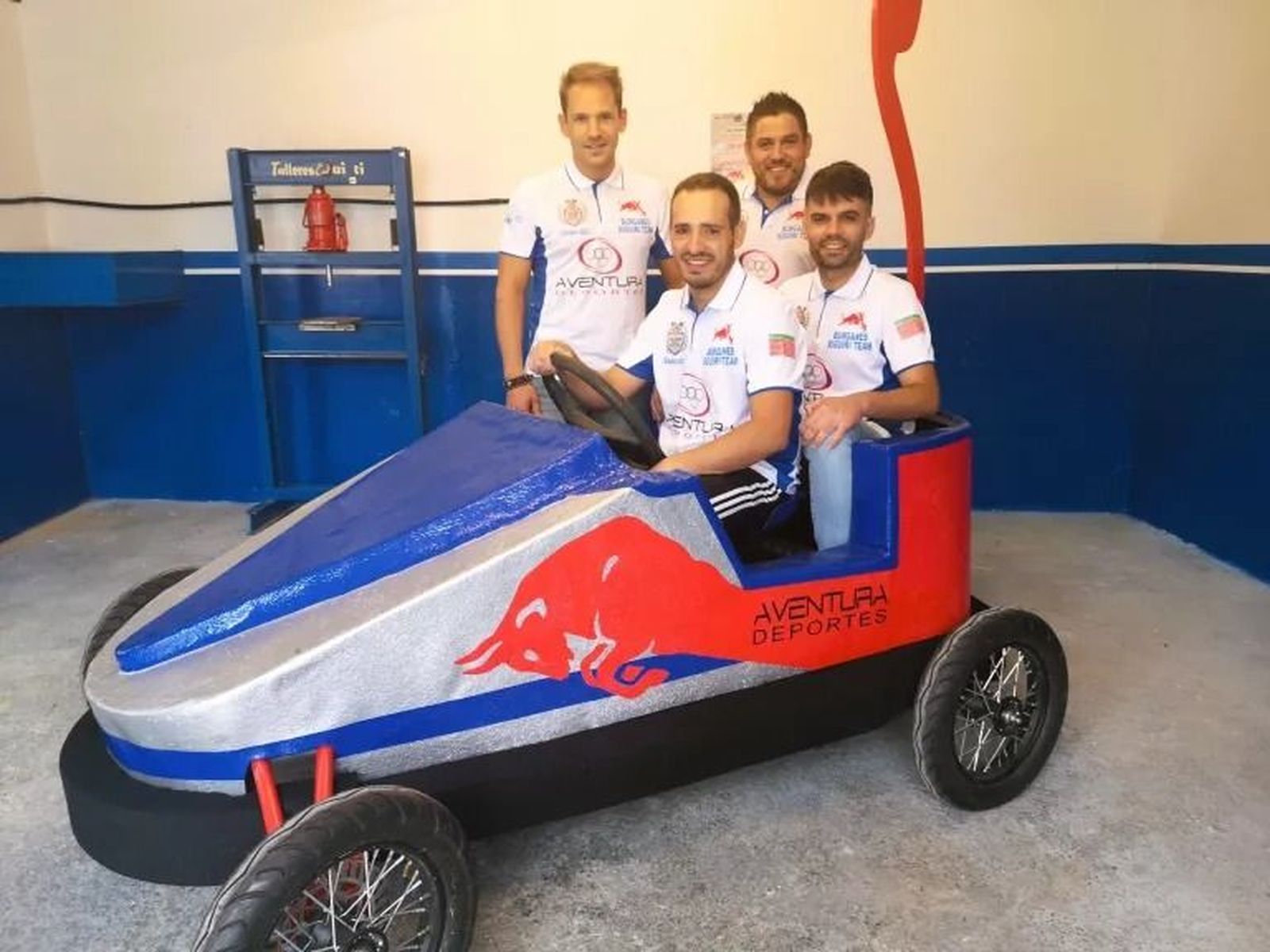 Foto M.A.C. Cuatro de los cinco jóvenes que integran la escudería junto al auto chocón