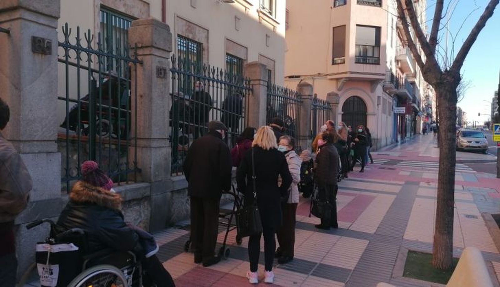 Colas para vacunarse en el centro de día del Paseo de la Estación