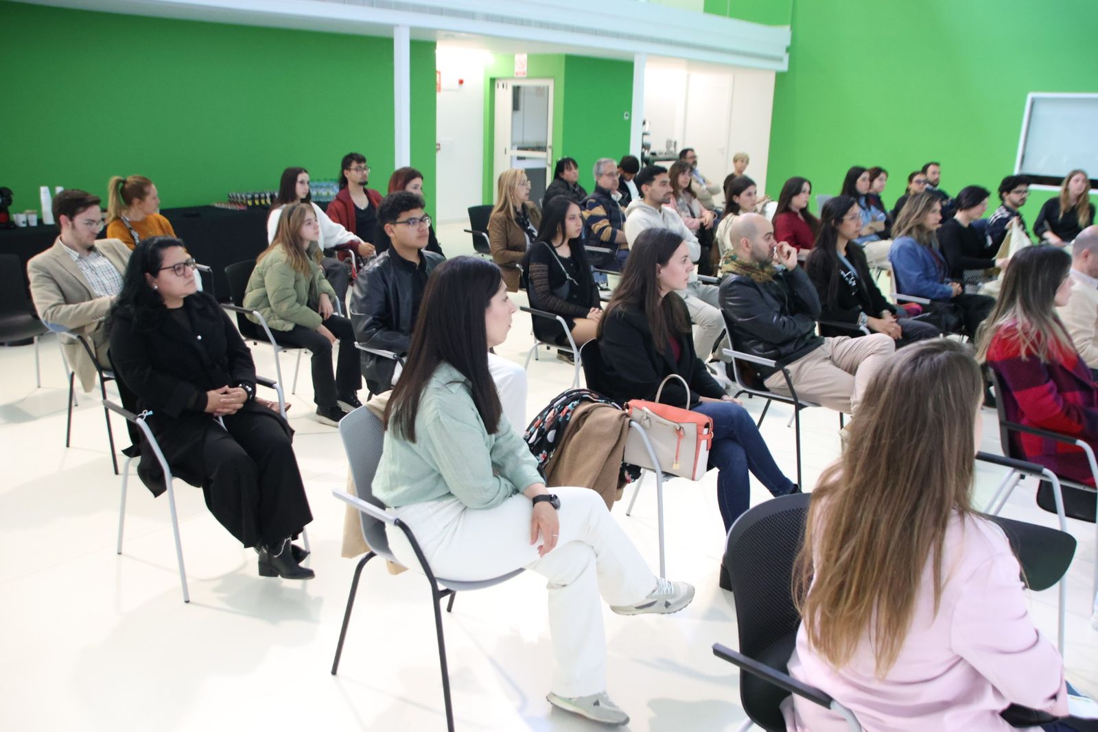 Entrega de diplomas de Centro de Alto Rendimiento Empresarial, Marketing con IA y Data Analytics de Empleo Joven