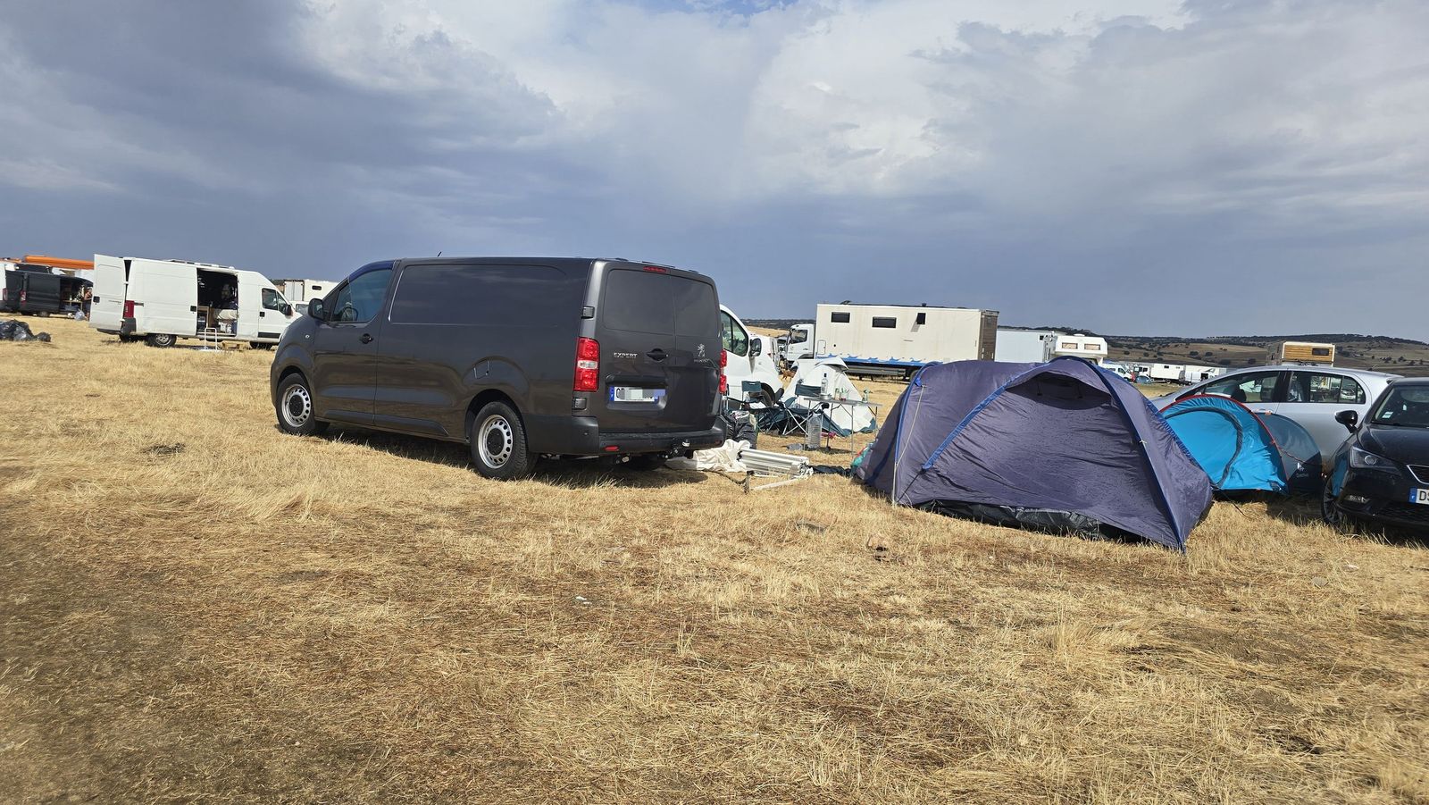 Últimas personas en abandonar la rave junto al embalse de Santa Teresa