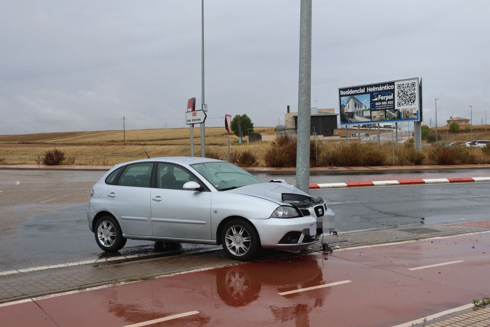 Un vehículo se sale de la vía en la rotonda del Helmántico, en Villares de la Reina