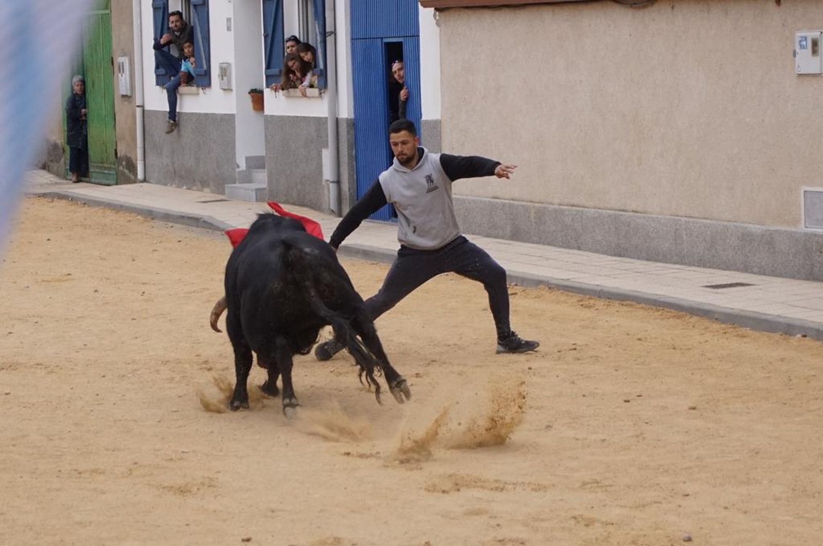 ambiente-y-participacion-durante-el-toro-del-voto-en-villoria-suelta-de-dos-toros-del-cajon-foto-juanes-66