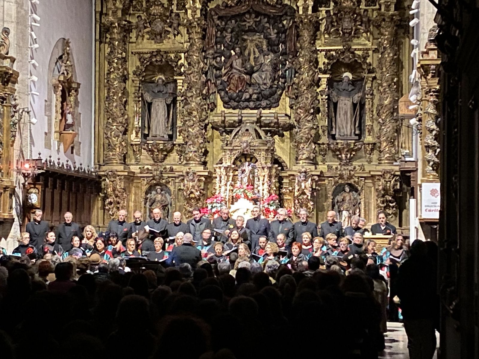 Luis Santana y el Coro Amigos de la Ópera durante la actuación