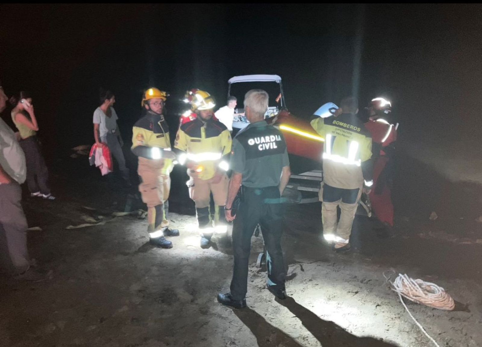 Bomberos y Guardia Civil en el embalse de Almendra