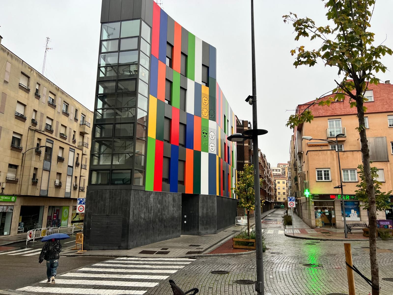 Lluvia, gente, plaza del oeste