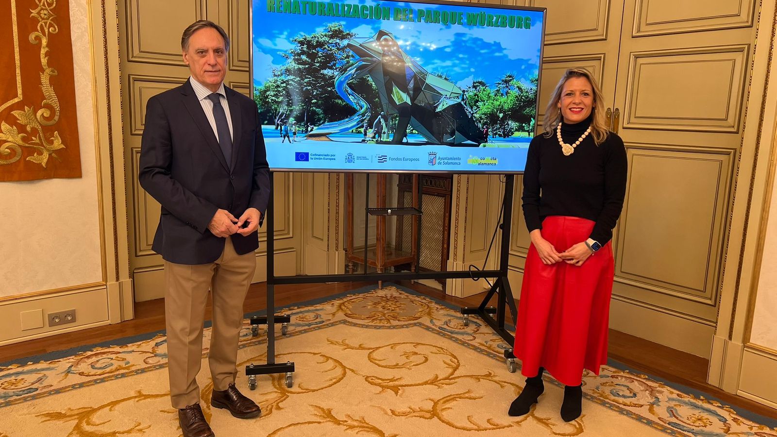 El alcalde de Salamanca, Carlos García Carbayo junto con la concejala de Medio Ambiente, María José Coca presentando la renaturalización del parque Würzburg