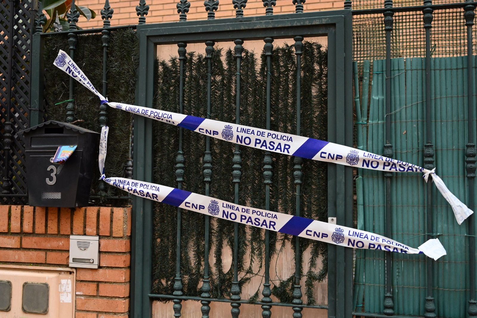 El piso donde tres menores han asesinado presuntamente a una educadora social, en Badajoz.   Andrés Rodríguez   Europa Press
