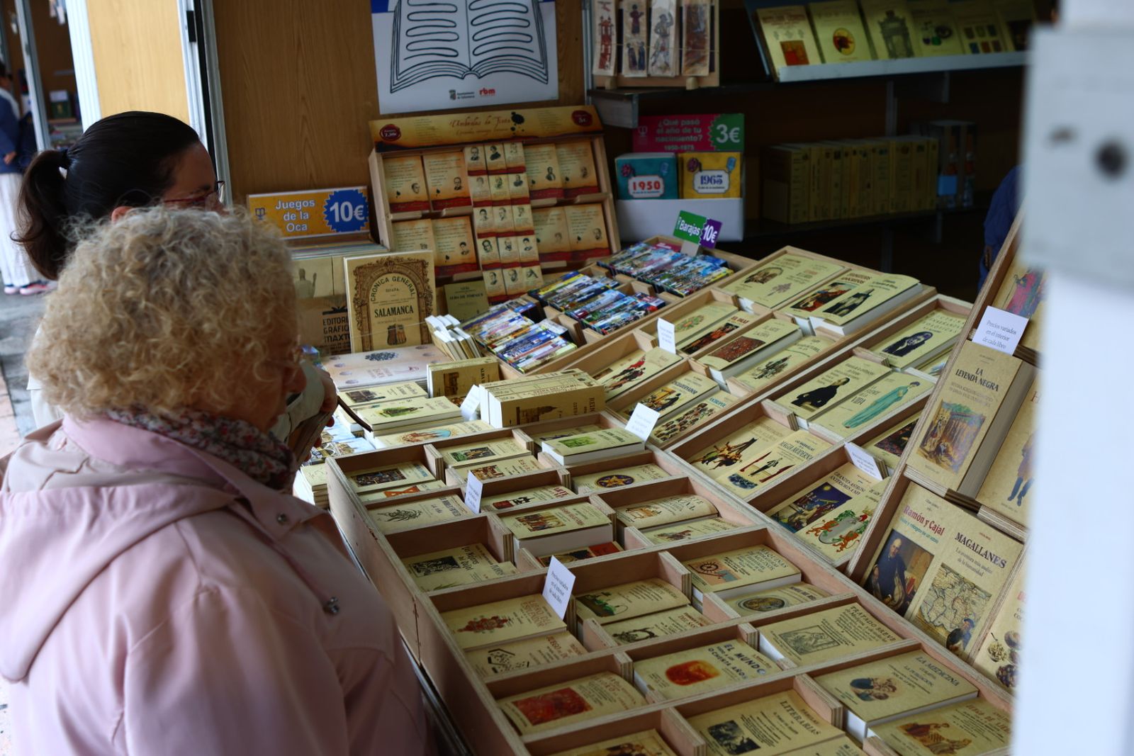 Feria municipal del libro en la Plaza Mayor de Salamanca