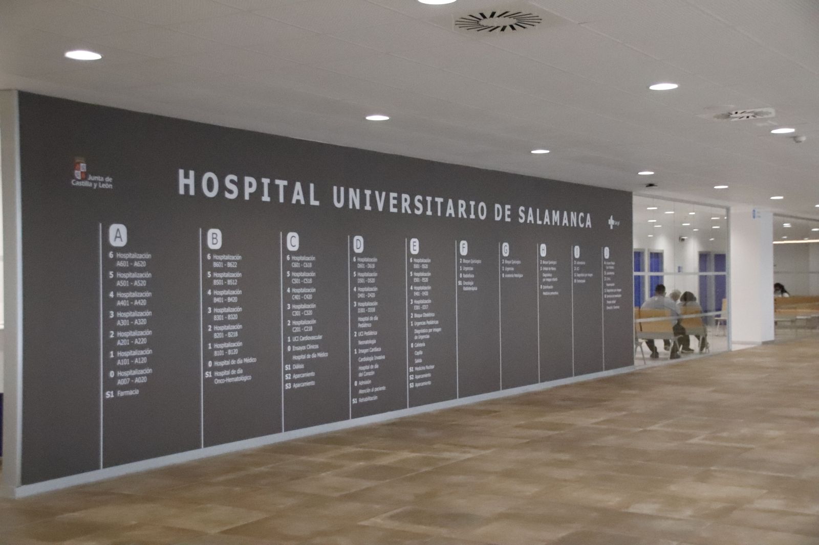 Fotos archivo hospital universitario de Salamanca (Fachada hospital, enfermeras, médicos, pacientes, ambulancias, urgencia, mascarillas, silla de ruedas) Fotos archivo hospital universitario de Salamanca (Fachada hospital, enfermeras, médicos, pacientes, ambulancias, urgencia, mascarillas, silla de ruedas)