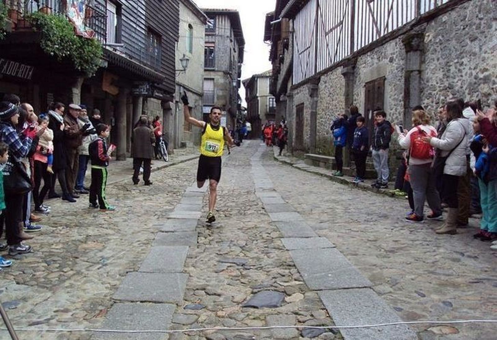 El zamorano Roberto Llana se impone en la primera San Silvestre Albercana