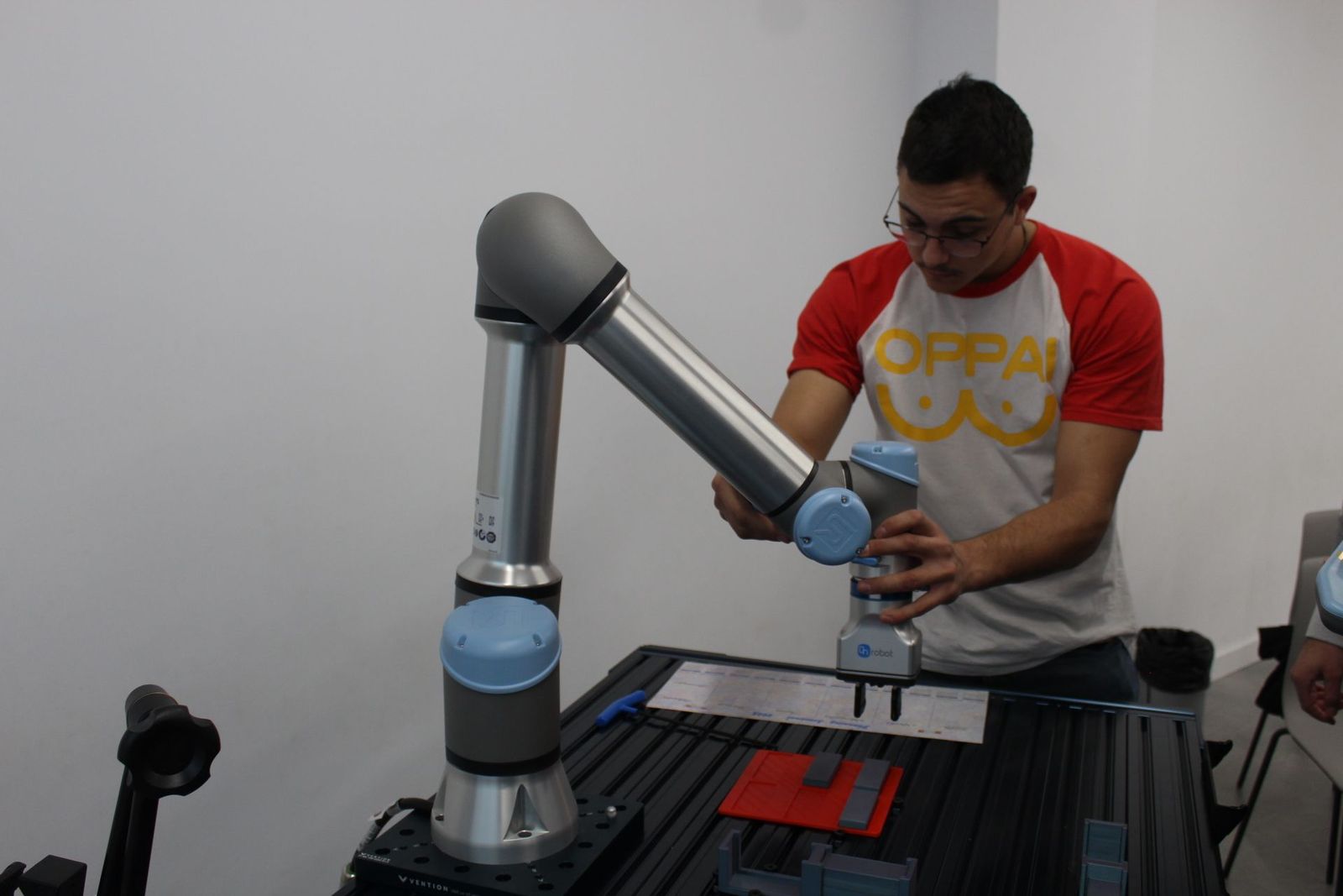 Carlos García Carbayo presenta las novedades tecnológicas en realidad mixta y robótica colaborativa con visión artificial