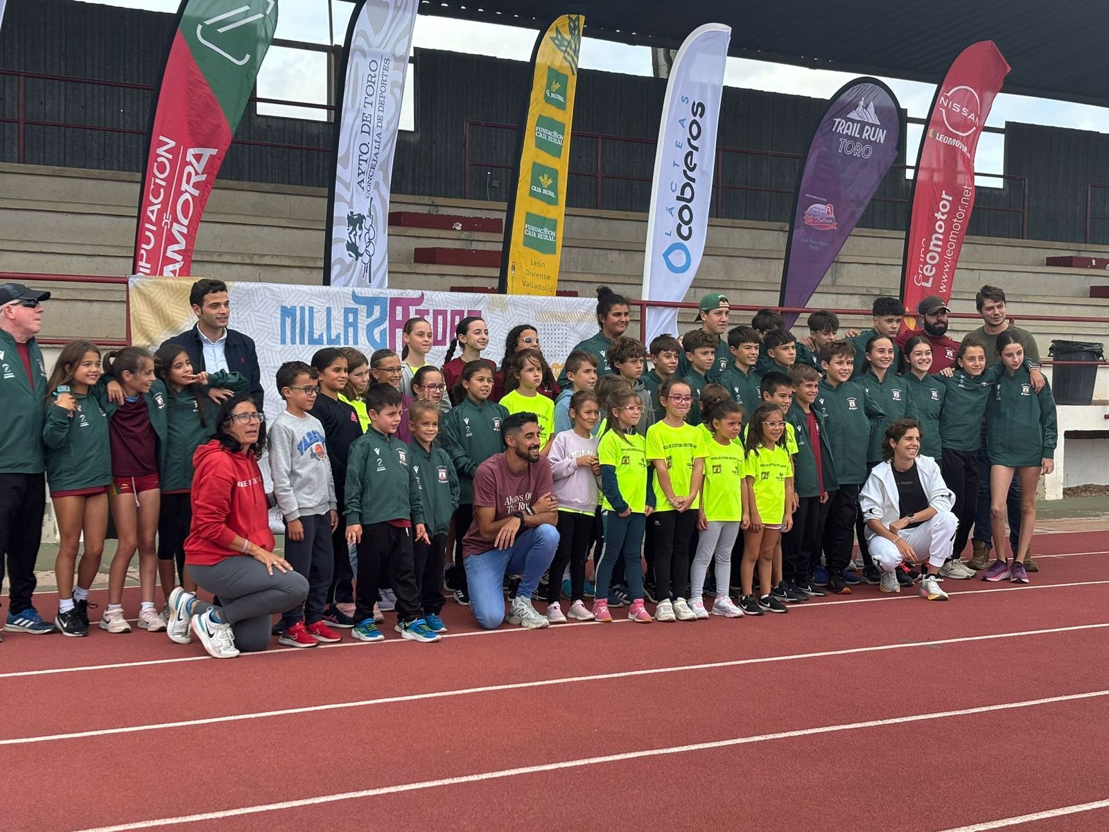 Los atletas internacionales Saúl Ordoñez y Marta Pérez hacen las delicias de la escuela del Vino de Toro Caja Rural