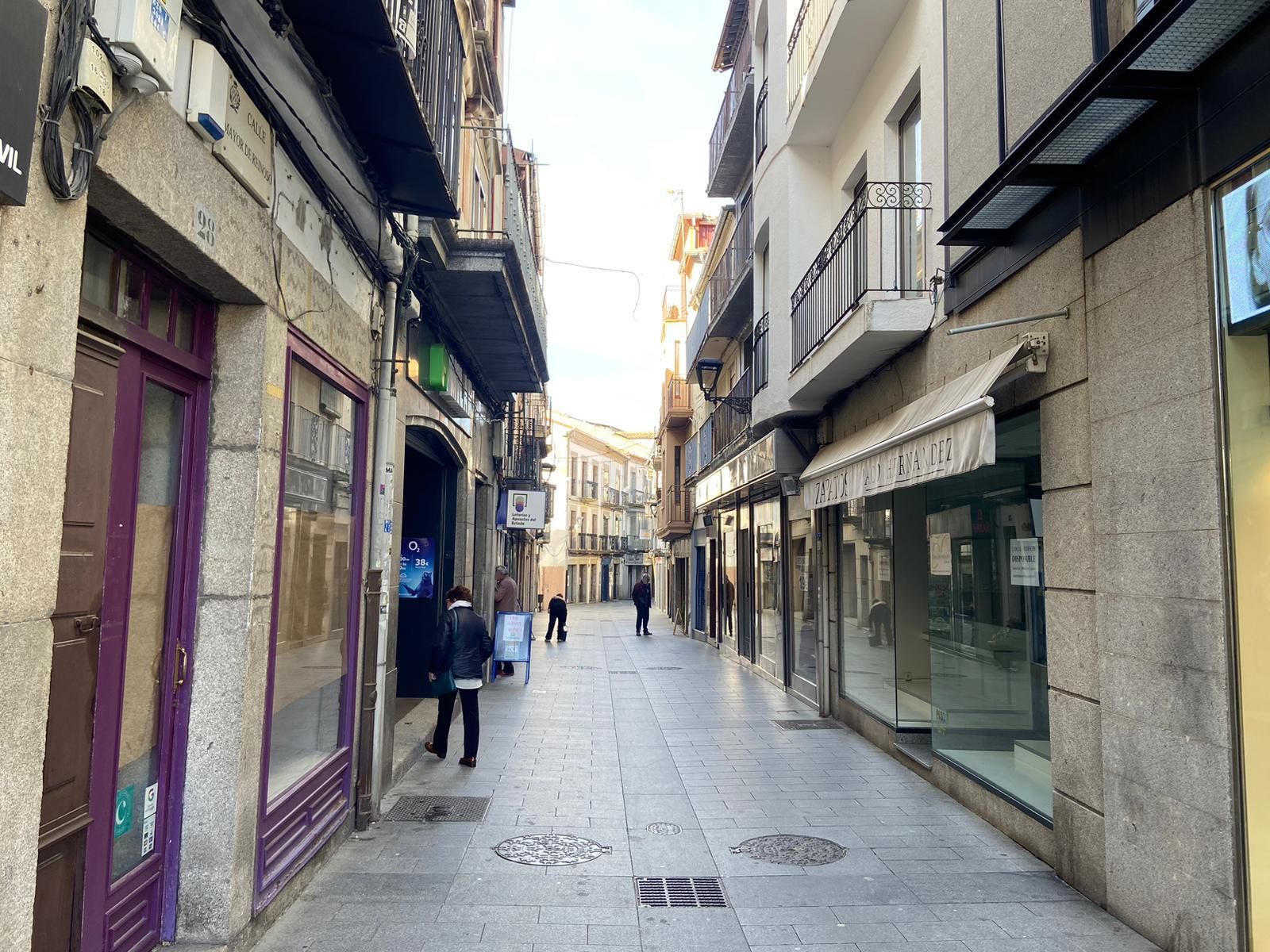 Calle Mayor en Béjar, zona comercial - Foto de archivo
