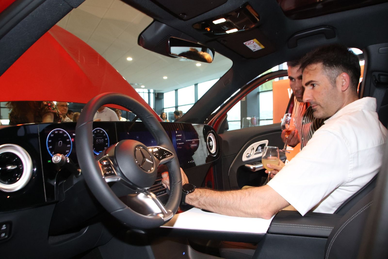 Presentación dos coches en la mercedes
