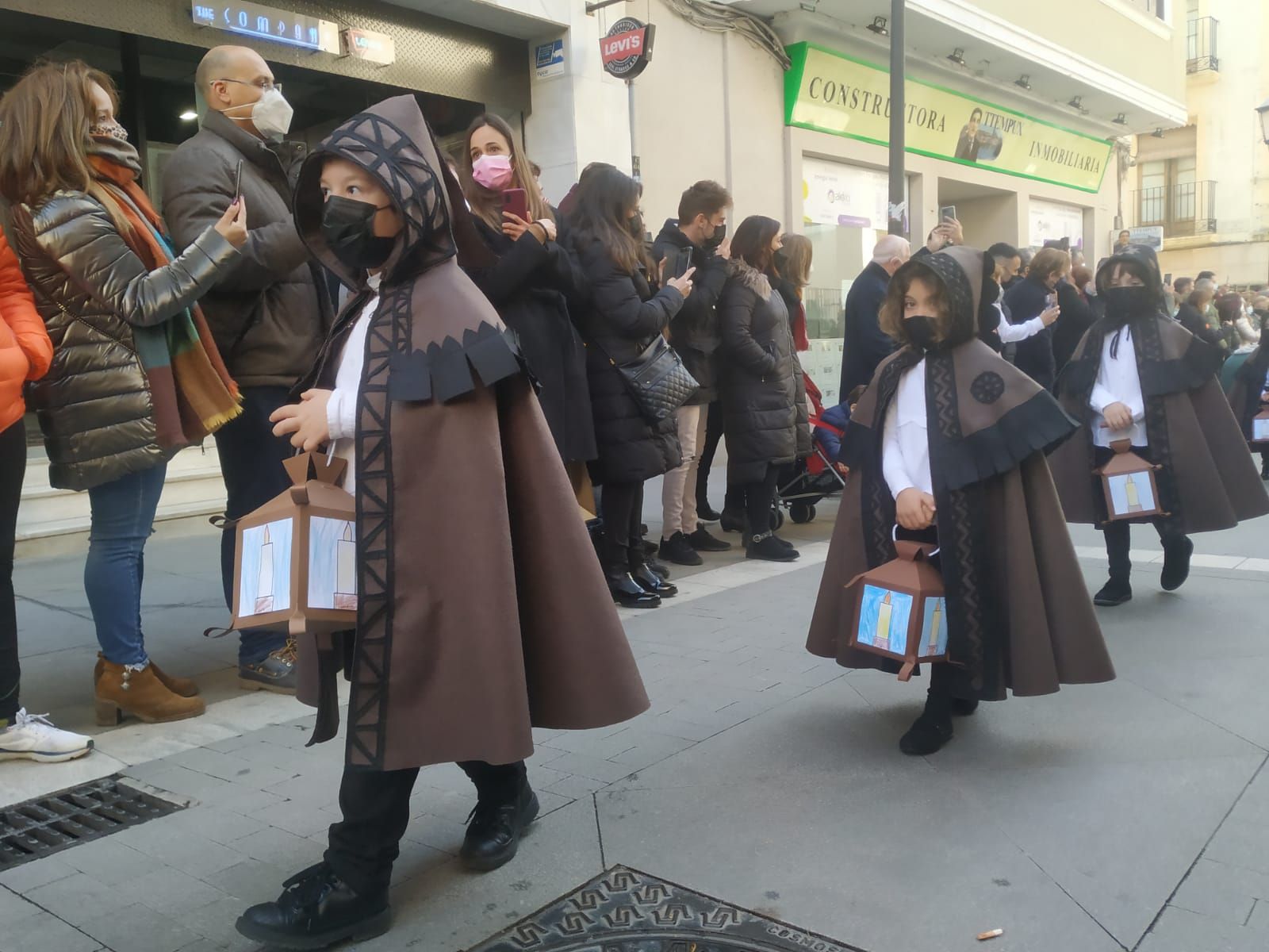 los-escolares-de-la-medalla-milagrosa-sacan-la-semana-santa-a-la-calle-19