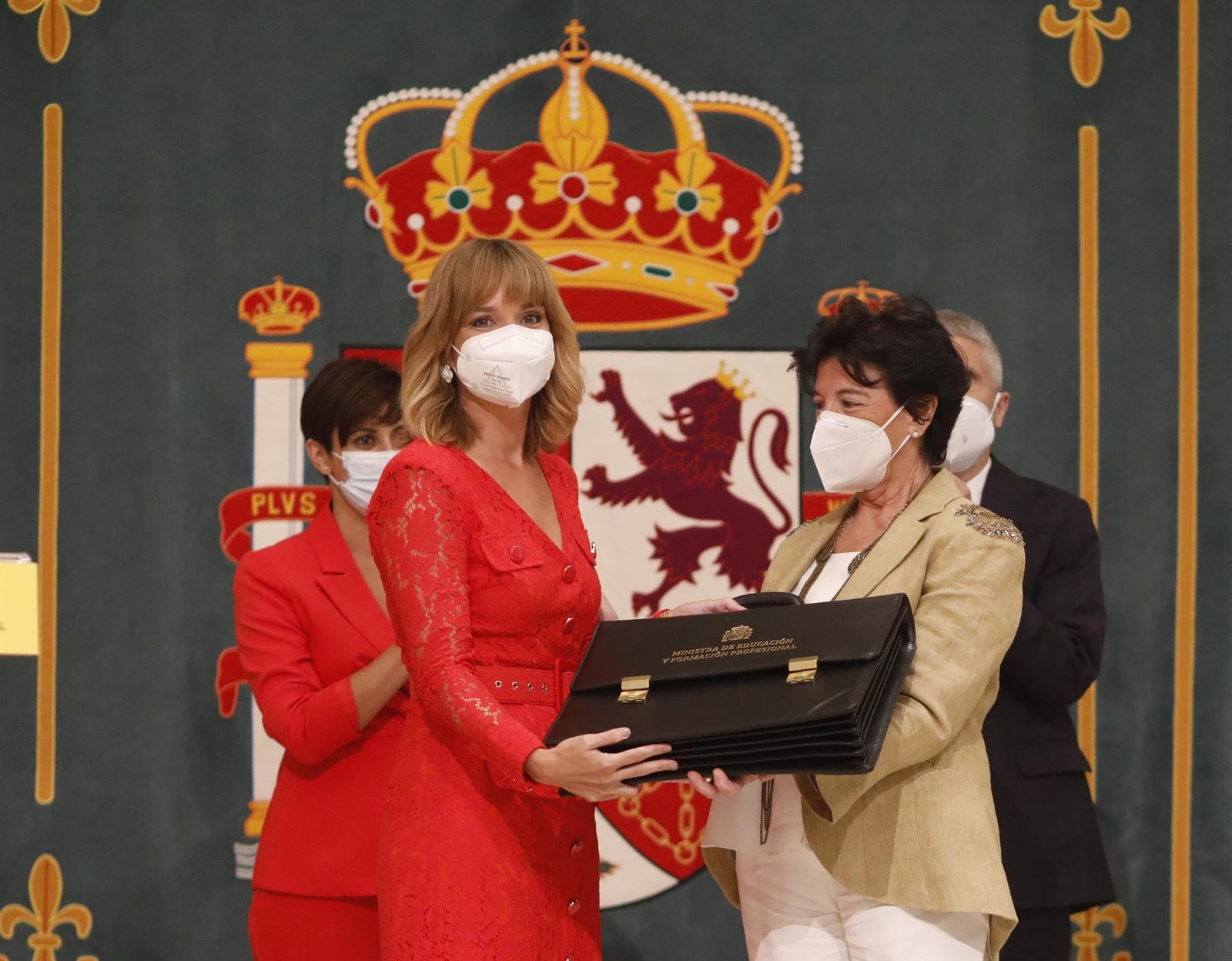 La actual ministra de Educación y FP, Pilar Alegría (i), recibiendo la cartera ministerial de su predecesora, Isabel Celaá (d), en la sede del Ministerio el pasado 12 de julio de 2021 en Madrid