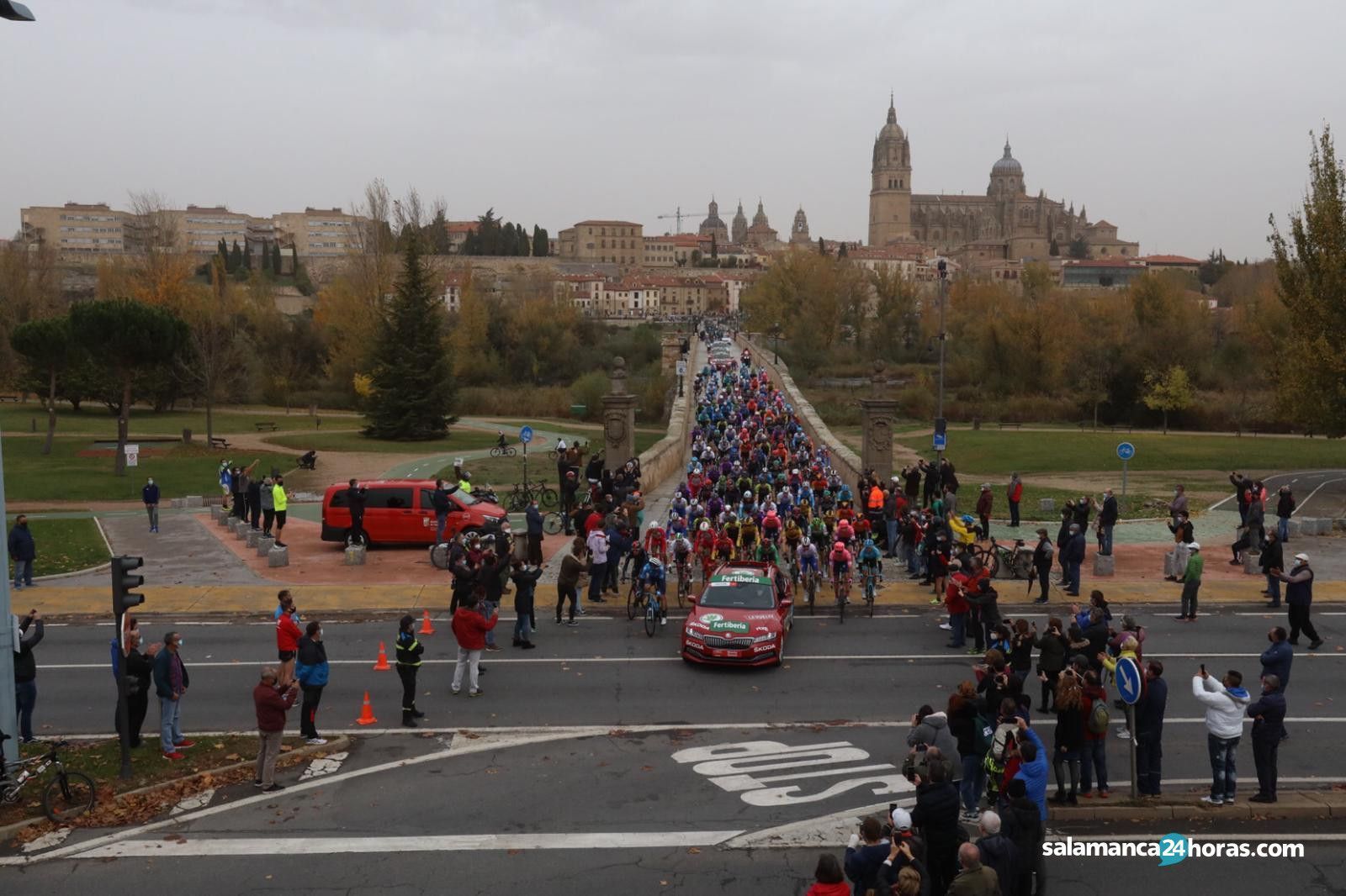 El pelotón ciclista a su paso por el Puente Romano en la Vuelta Ciclista a España 2020