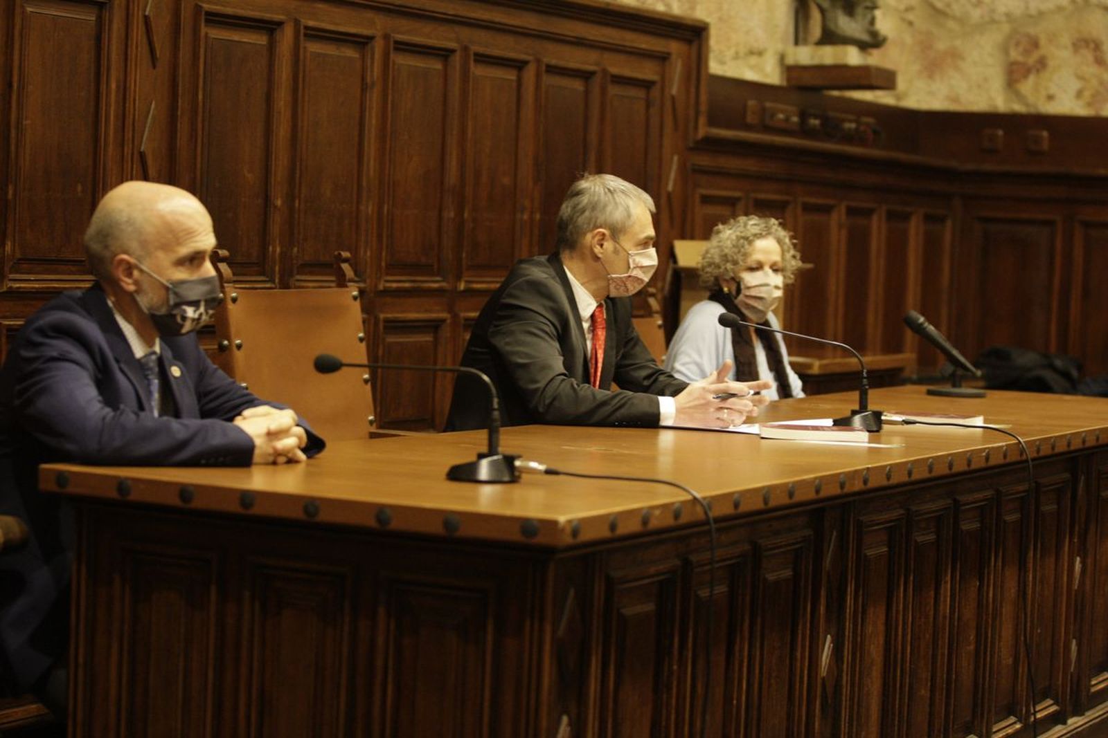 Imagen de archivo de Rivero junto a los vicerrectores de Economía y Estudiantes