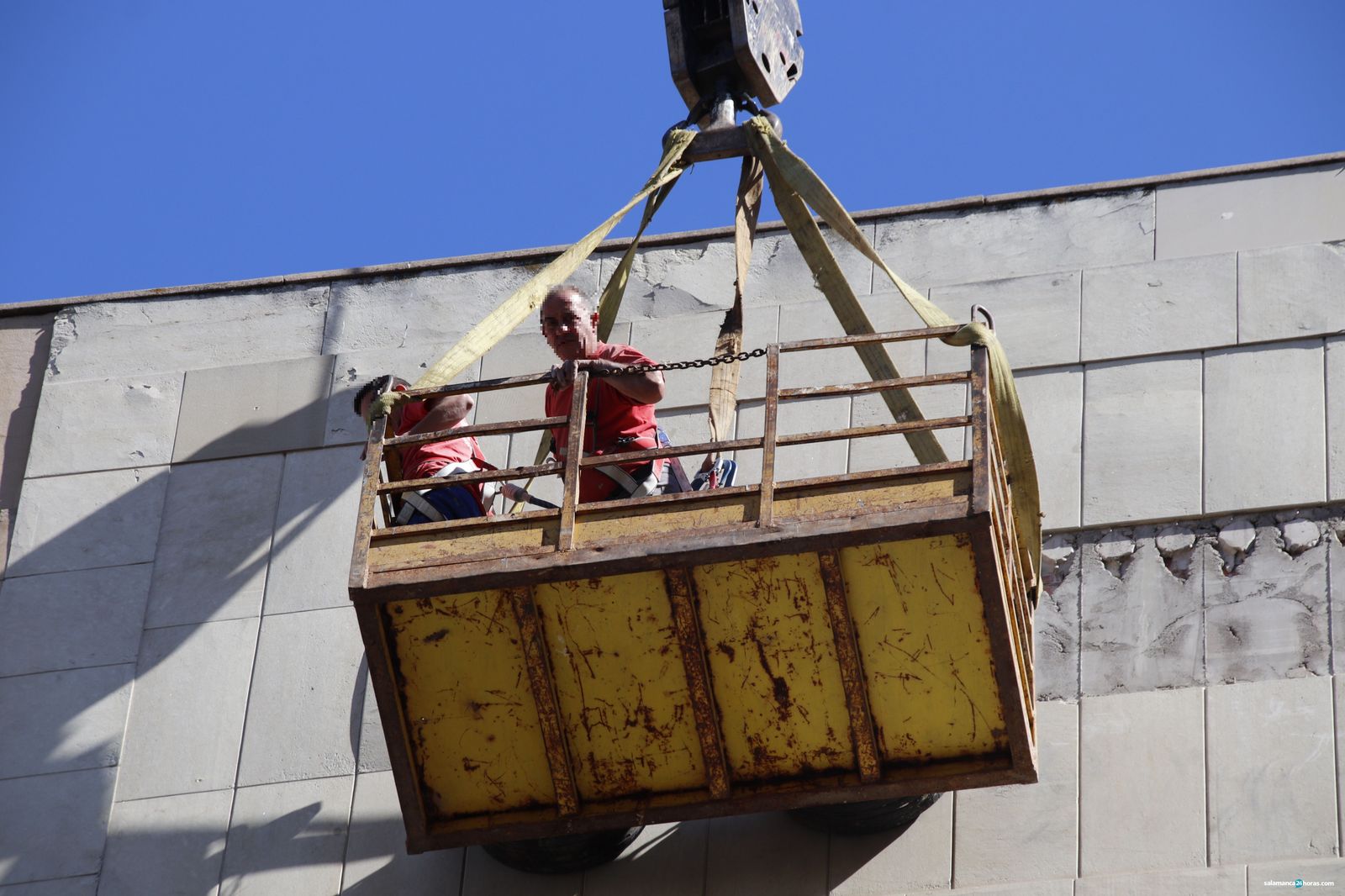 Obras grúas trabajadores