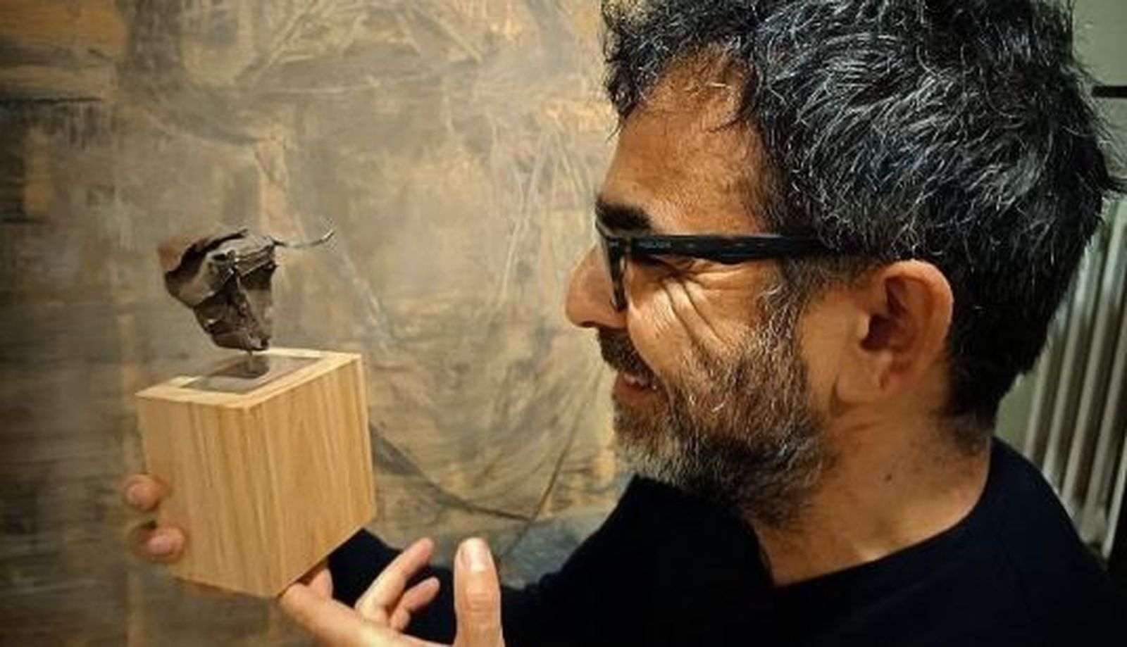 Ángel Martín Carreño, escultor y carpintero de Boadilla junto con una de sus esculturas