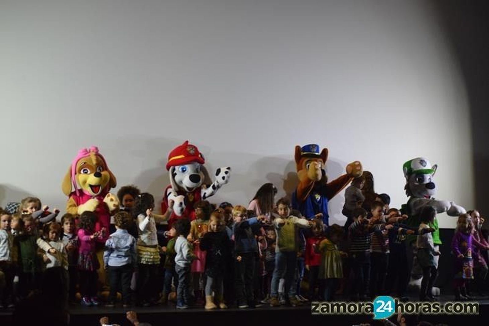 Los niños zamoranos se divierten con sus amigos de 'La Patrulla Canina'