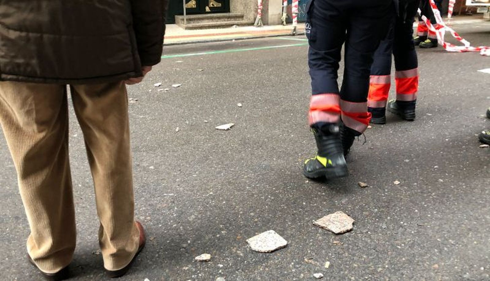 Movilización de los bomberos y la Policía Local en la calle Antonio Espinosa del barrio del Oeste