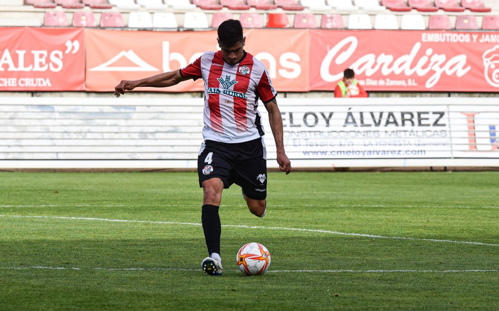 Xisco Campos da un pase durante el partido