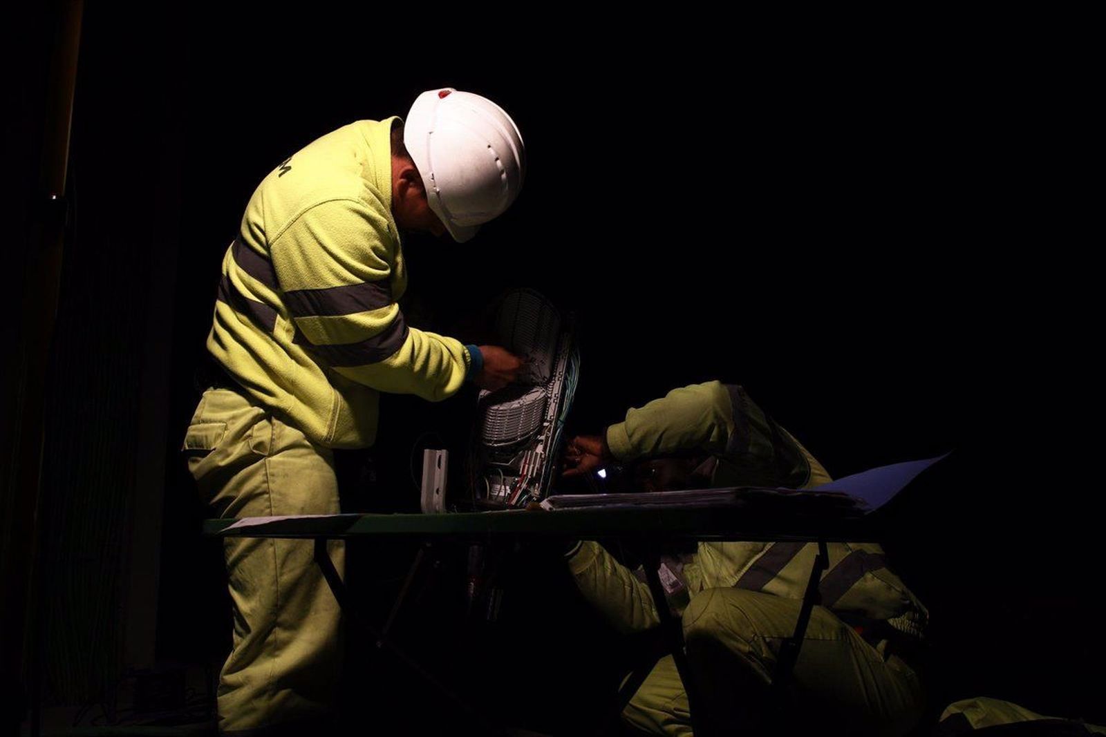 Dos trabajadores debidamente protegidos. | EP