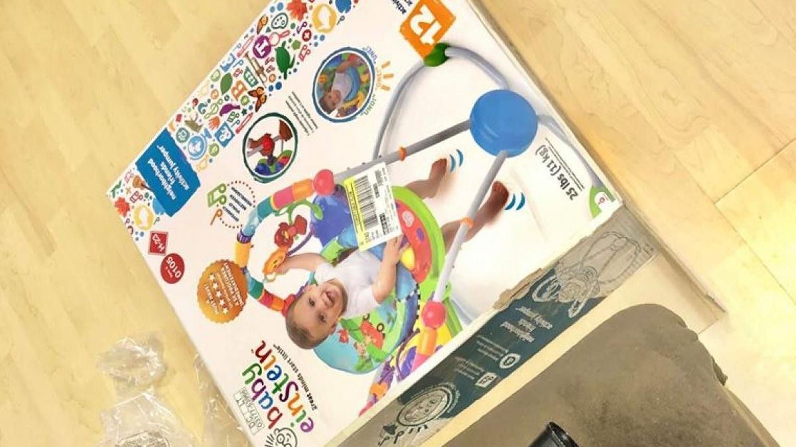 Rifle semi automatico en la caja de una hamaca de bebe