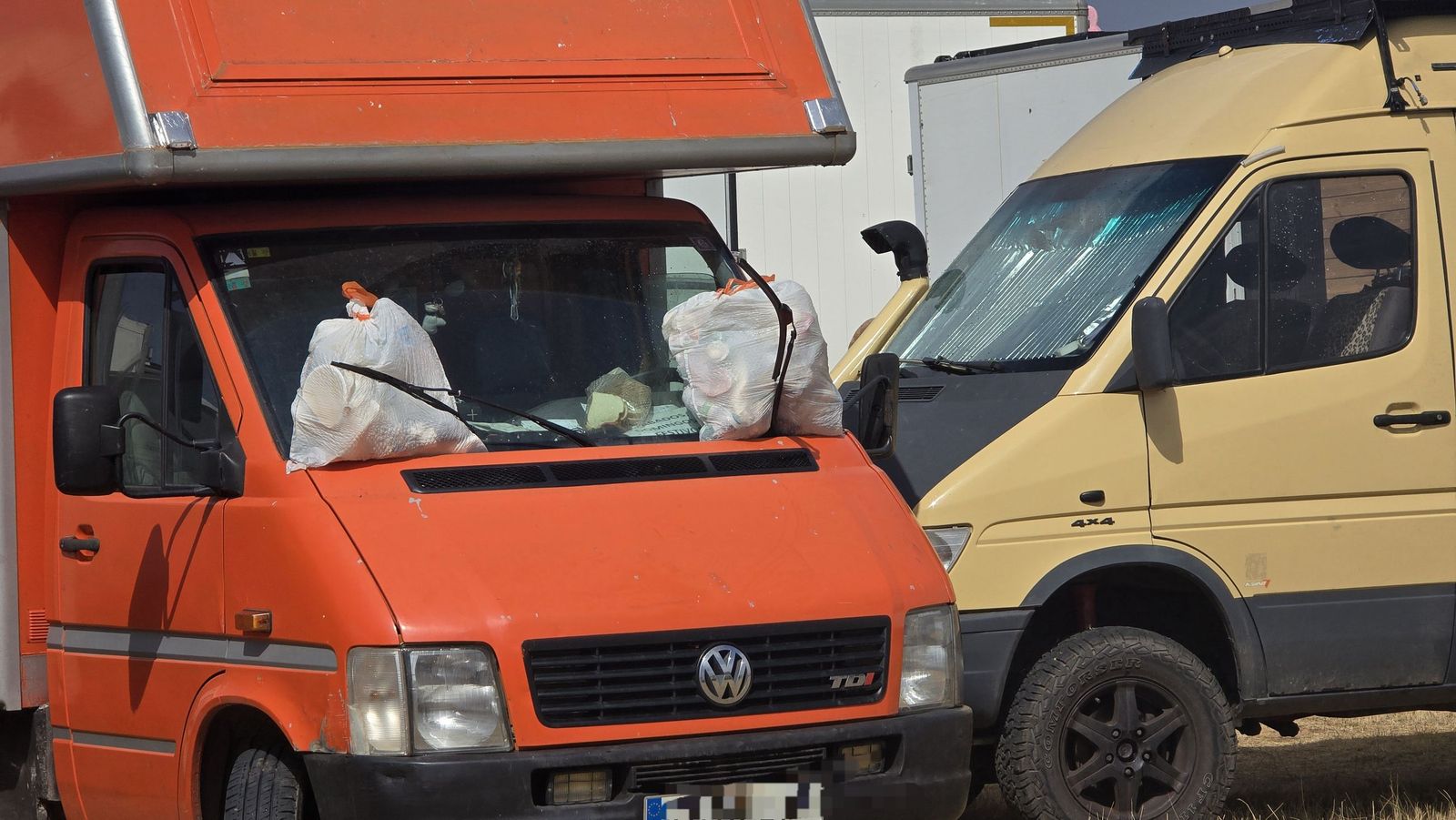 Últimas personas en abandonar la rave junto al embalse de Santa Teresa