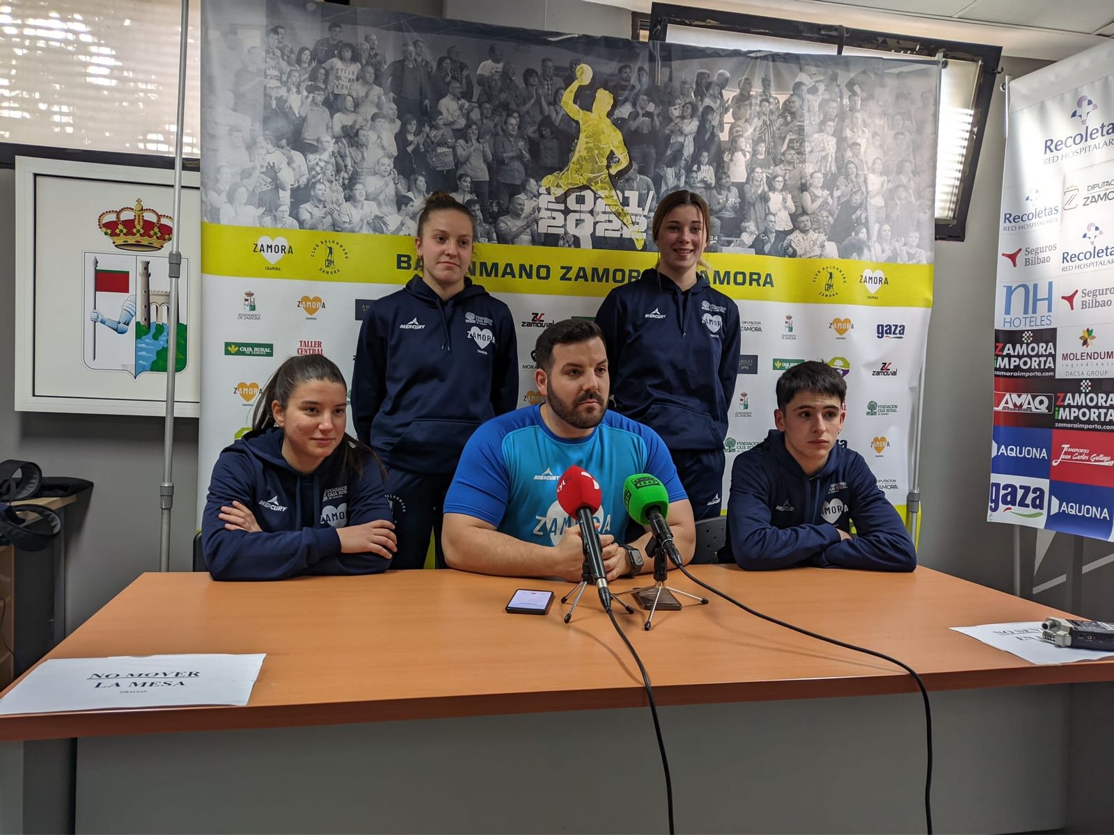 Iván López junto a los canteranos