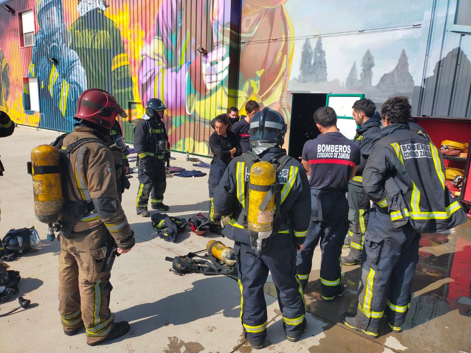 Bomberos de Zamora se especializan en técnicas avanzadas para combatir incendios en interiores