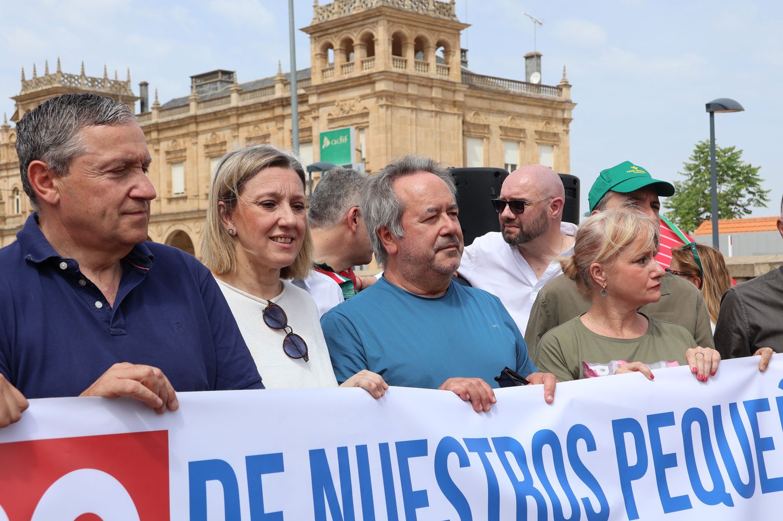 manifestacion-contra-la-perida-de-servicios-de-ave-71